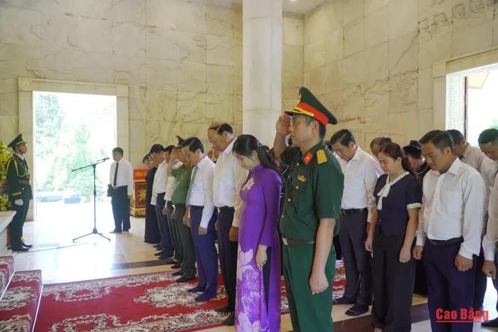 Các đại biểu tưởng niệm Chủ tịch Hồ Chí Minh.