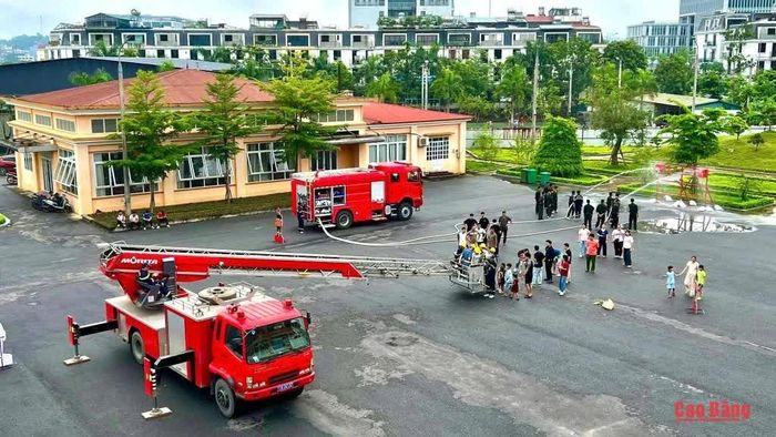 Xe chữa cháy cùng lực lượng Cảnh sát Phòng cháy chữa cháy và Cứu nạn cứu hộ luôn trong trạng thái sẵn sàng trực chiến, góp phần bảo đảm một kỳ nghỉ lễ an toàn, bình yên.