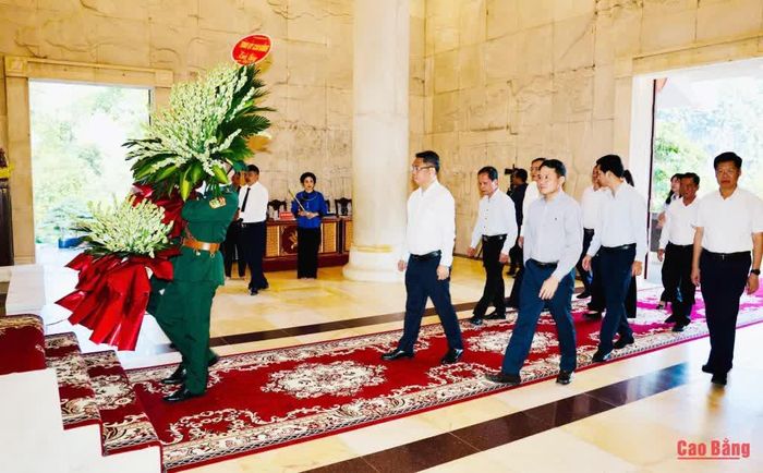 Đoàn đại biểu tỉnh dâng hoa tại Đền thờ Chủ tịch Hồ Chí Minh.
