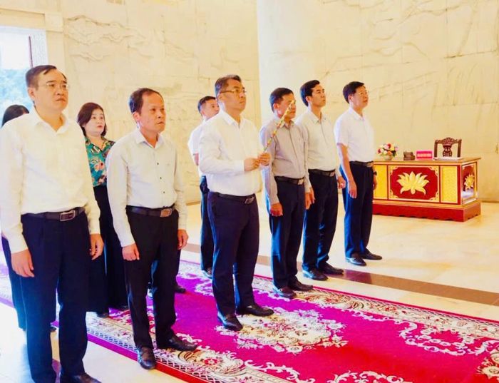 Bí thư Tỉnh ủy, Chủ tịch HĐND tỉnh Phan Thăng An dâng hương tại Đền thờ Chủ tịch Hồ Chí Minh, Khu di tích Quốc gia đặc biệt Pác Bó.