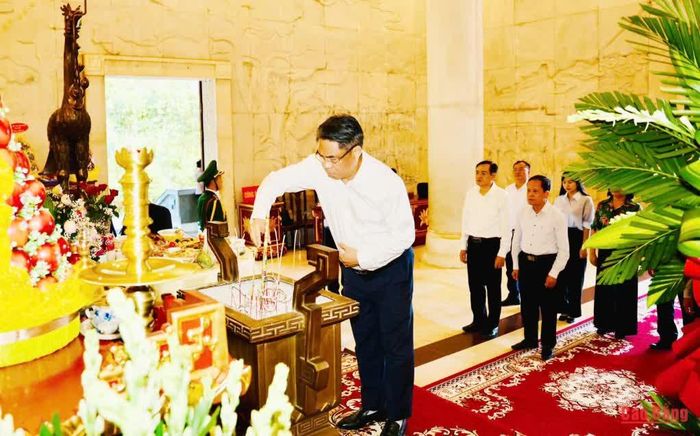 Bí thư Tỉnh ủy, Chủ tịch HĐND tỉnh Phan Thăng An dâng hương tại Đền thờ Chủ tịch Hồ Chí Minh, Khu di tích Quốc gia đặc biệt Pác Bó.