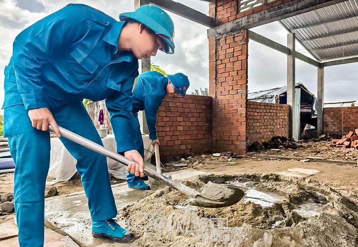 Lực lượng dân quân tự vệ tích cực hỗ trợ ngày công xây dựng nhà ở cho các hộ dân có hoàn cảnh khó khăn trên địa bàn xã Vĩnh Lộc.