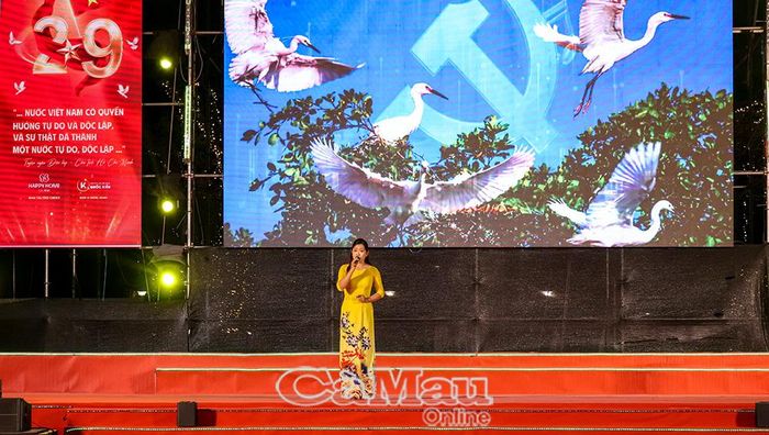 Lắng đọng với tiết mục ca cổ “Ơn Đảng”.