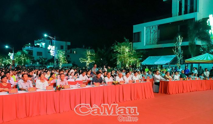 Các đồng chí lãnh đạo, nguyên lãnh đạo tỉnh và đại biểu tham dự chương trình nghệ thuật “Từ mùa thu lịch sử đến khát vọng Cà Mau”, tại phường Tân Thành.