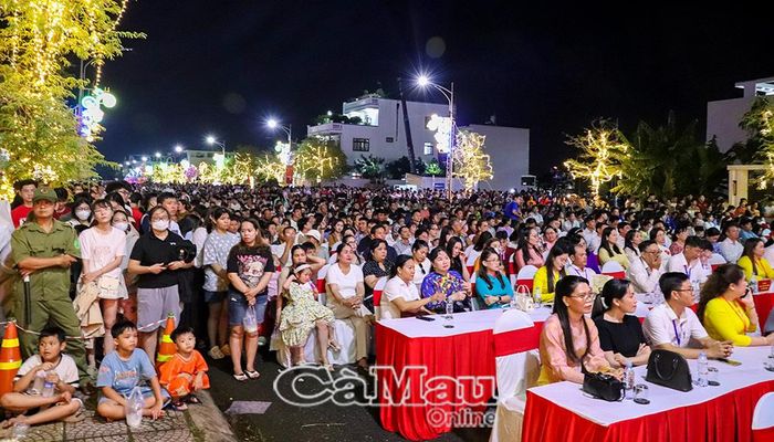 Đông đảo người dân đến thưởng thức chương trình nghệ thuật.