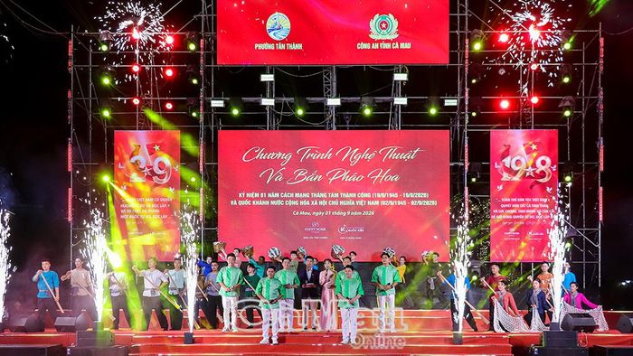 Mở đầu chương trình nghệ thuật là tiết mục “Nắng gió phương Nam” đậm chất văn hoá Nam Bộ.