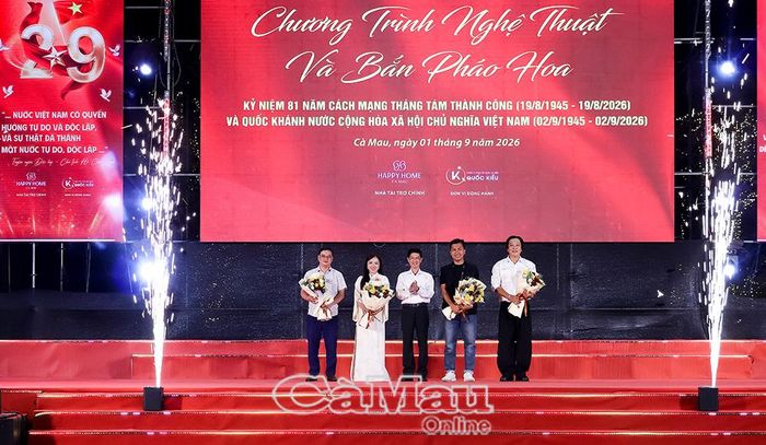 Bí thư Đảng uỷ, Chủ tịch HĐND phường Tân Thành Trương Đăng Khoa tặng hoa tri ân các đơn vị tài trợ, đồng hành cùng chương trình.