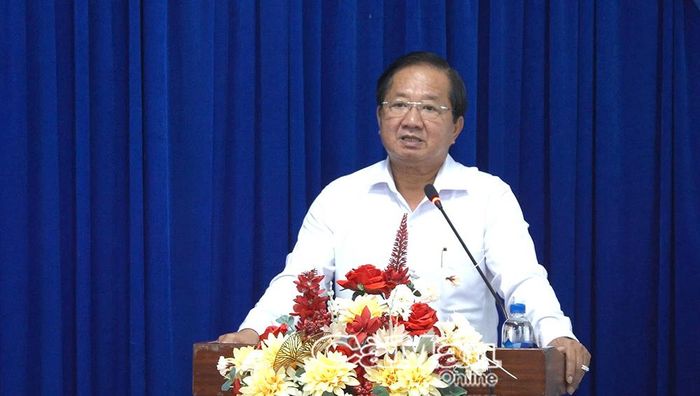 Đồng chí Lê Thanh Triều động viên học sinh nỗ lực vượt khó, học tập và rèn luyện tốt trong năm học mới.