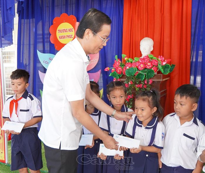 Đồng chí Lê Hồng Thịnh, Bí thư Đảng uỷ, Chủ tịch HĐND xã U Minh, trao học bổng cho các em học sinh.