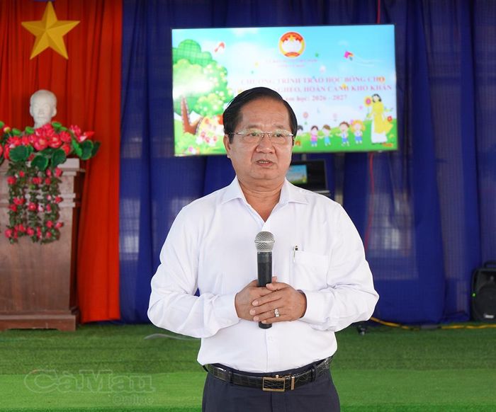 Đồng chí Lê Thanh Triều, Uỷ viên Ban Thường vụ Tỉnh uỷ, Phó Chủ tịch Thường trực Uỷ ban MTTQ Việt Nam tỉnh Cà Mau, động viên, khích lệ các em học sinh trước thềm năm học mới.
