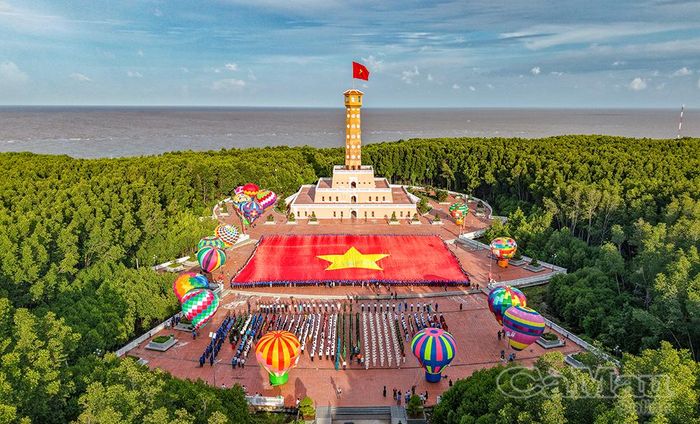 Không khí trang nghiêm tại lễ đón nhận Bằng, Huy hiệu và Quyết định xác lập Kỷ lục “Lá cờ Tổ quốc bằng vải lớn nhất Việt Nam”. (Ảnh: THANH MINH)