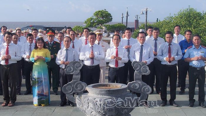  Lãnh đạo tỉnh cùng cán bộ, chiến sĩ và Nhân dân dâng hương Đức Quốc Tổ Lạc Long Quân.
