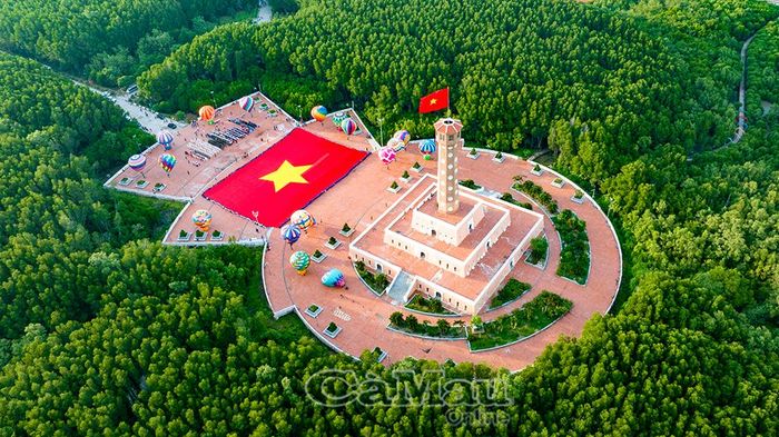 Thiêng liêng Quốc kỳ rộng hơn 2.000 m² tung bay nơi địa đầu cực Nam Tổ quốc.
