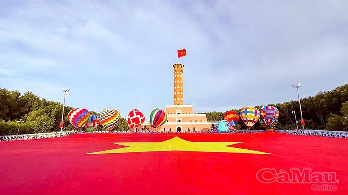 Hình ảnh “Lá cờ Tổ quốc bằng vải lớn nhất Việt Nam” tại Khu du lịch Mũi Cà Mau.