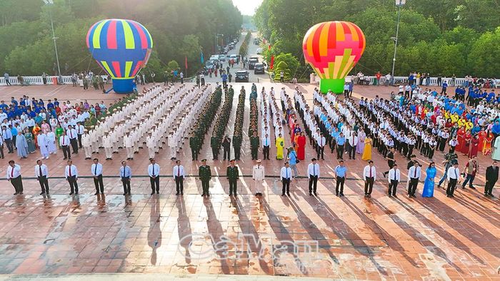 Các đại biểu cùng đông đảo người dân trang nghiêm chuẩn bị thực hiện nghi thức chào cờ.