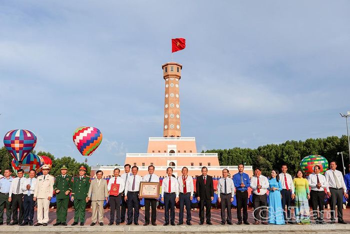 Các đại biểu tỉnh Cà Mau phấn khởi đón nhận Kỷ lục “Lá cờ Tổ quốc bằng vải lớn nhất Việt Nam” được trao tặng cho tỉnh.