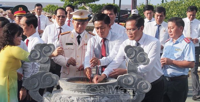 Đồng chí Ngô Vũ Thăng, Phó Chủ tịch UBND tỉnh, cùng các đại biểu dâng hương Đức Quốc Tổ Lạc Long Quân.