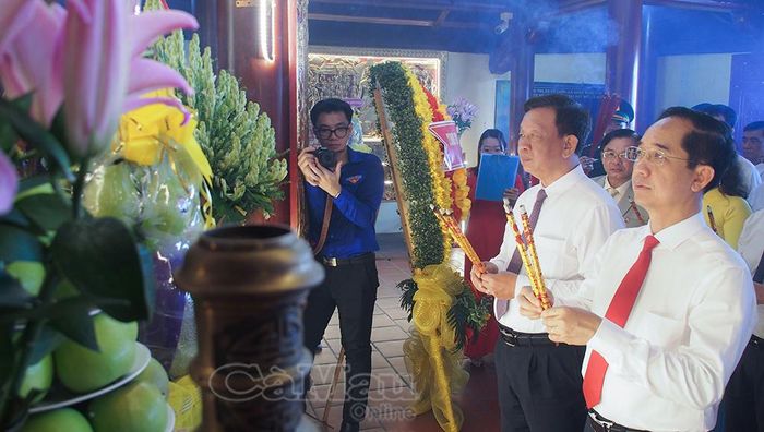 Đồng chí Hồ Thanh Thuỷ, Phó Bí thư Tỉnh uỷ, Chủ tịch Uỷ  ban MTTQ Việt Nam tỉnh Cà Mau và đồng chí Hồ Trung Việt, Uỷ viên Ban Thường vụ Tỉnh uỷ, Trưởng Ban Tuyên giáo Tỉnh uỷ, dâng hương Đức Quốc Tổ Lạc Long Quân.