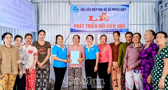 Lễ phát triển hội viên mới của Hội LHPN xã Phong Hiệp, tỉnh Cà Mau.