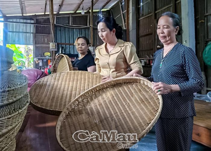 Chị Nguyễn Thị Hiểu, Chủ tịch Hội LHPN xã Ninh Quới (đứng giữa), cùng hội viên tìm hiểu các sản phẩm đan từ dây nhựa.