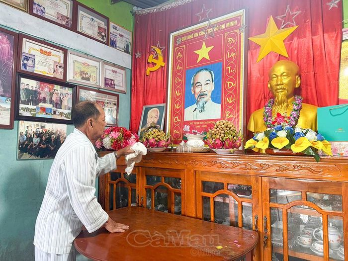 Từ sáng sớm ngày mùng 2 tháng 9, cựu chiến binh Thái Thanh Hoà đã thức dậy lau dọn gian bàn thờ Bác thật sạch sẽ, tươm tất.