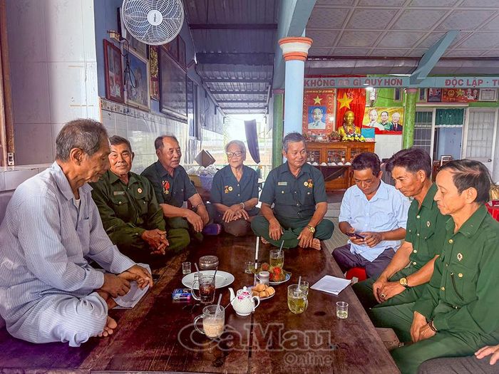 Các cựu chiến binh cùng cán bộ địa phương quây quần bên chén trà ấm, ôn lại ký ức một thời mưa bom, bão đạn.