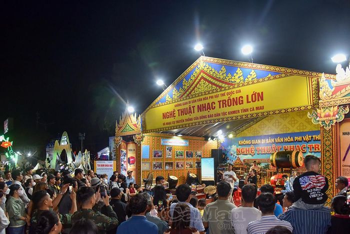 Du khách và người dân thưởng thức chương trình trình diễn di sản văn hoá các vùng miền tại phường Bạc Liêu.