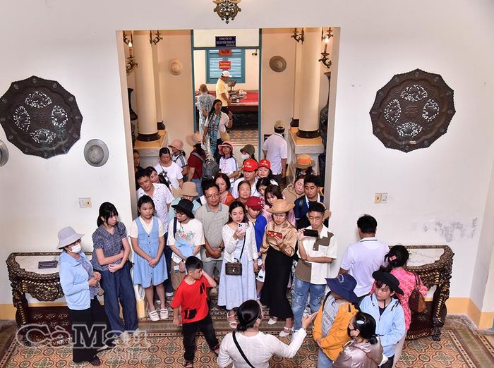 Trong dịp lễ, Khu văn hoá đa năng Nhà Công tử Bạc Liêu đón hơn 1.000 lượt khách/ngày.