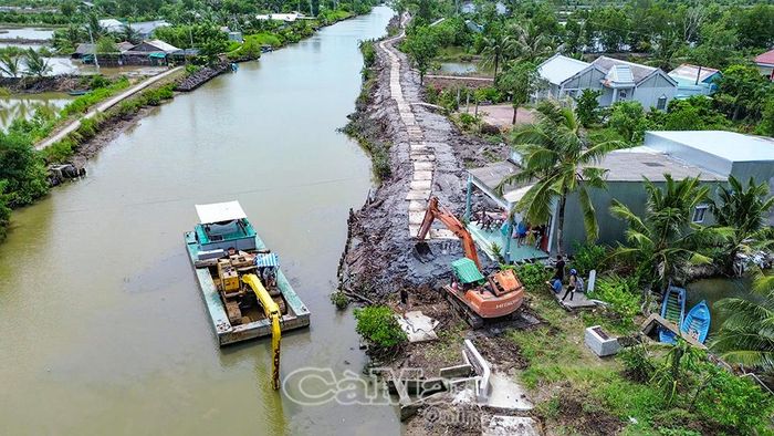 Máy cuốc đang khẩn trương thi công phần lộ đất đen để kịp tiến độ khởi công trong những ngày tới.