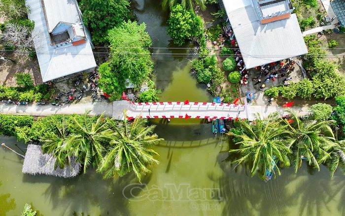 Nhịp cầu kiên cố vừa đưa vào sử dụng góp phần tạo điều kiện để diện mạo làng quê Xã Nguyễn Phích ngày thêm khởi sắc. Đây là c
