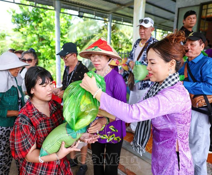 Niềm vui của bà con có hoàn cảnh khó khăn ở Xã Nguyễn Phích khi nhận những phần quà thiết thực, ấm áp đúng dịp Tết Độc lập.