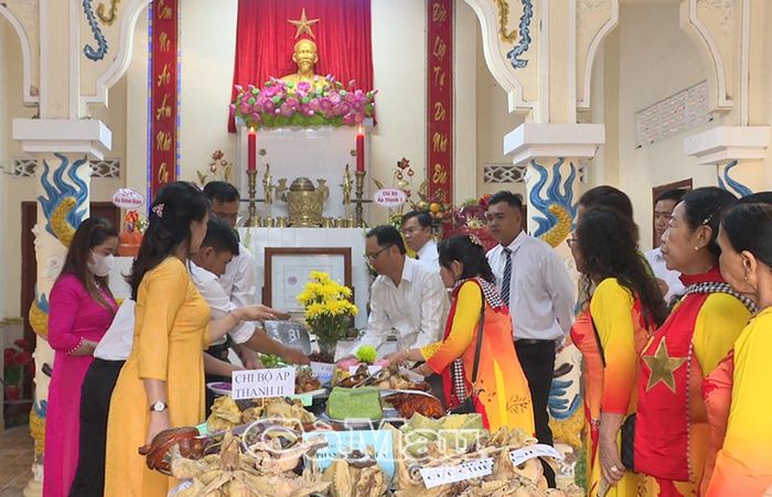 Cán bộ, Nhân dân xã Long Điền thắp hương tưởng nhớ tại Đền thờ Bác Hồ trong khuôn viên Nhà truyền thống xã.