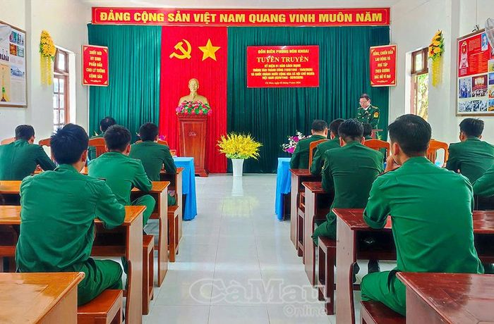Cán bộ, chiến sĩ và các lực lượng trên đảo tham dự hoạt động tuyên truyền kỷ niệm 81 năm Cách mạng Tháng Tám thành công và Quốc khánh 2/9.