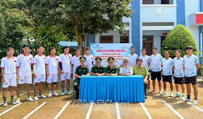 Cán bộ, chiến sĩ Đồn Biên phòng Hòn Khoai cùng các lực lượng giao lưu bóng chuyền, tạo không khí vui tươi, đoàn kết trong dịp Tết Độc lập.