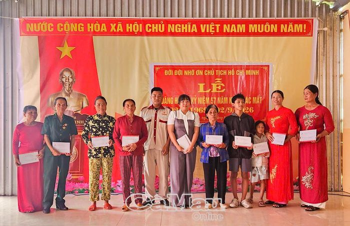 Nhân dịp này, lãnh đạo xã Vĩnh Hậu trao tặng 50 phần quà cho các hộ nghèo và hộ có hoàn cảnh khó khăn trên địa bàn.