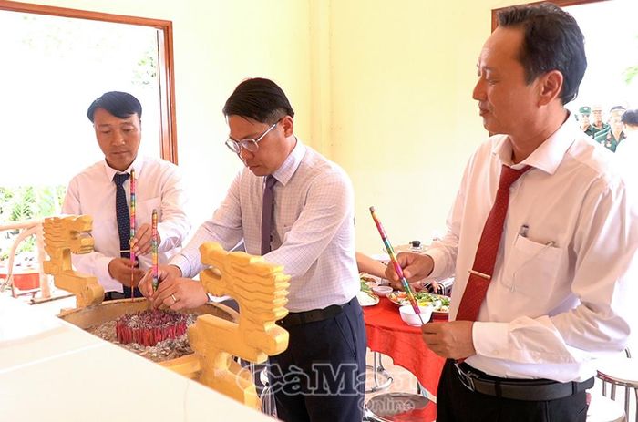 Đại diện lãnh đạo Đảng uỷ, HĐND, UBND, Uỷ ban MTTQ Việt Nam xã Đất Mũi dâng hương Chủ tịch Hồ Chí Minh nhân Lễ giỗ.