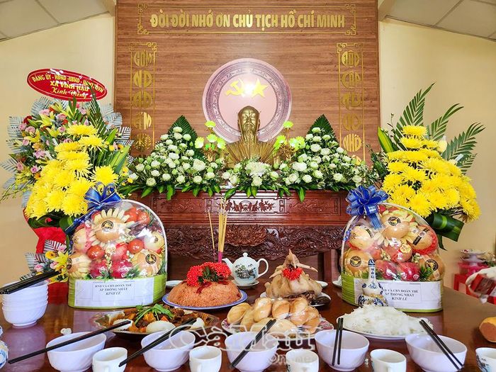 Lễ dâng hương tưởng niệm Bác được tổ chức hằng năm, thể hiện tấm lòng biết ơn sâu sắc của Đảng bộ, chính quyền và Nhân dân xã Vĩnh Hậu đối với Người.