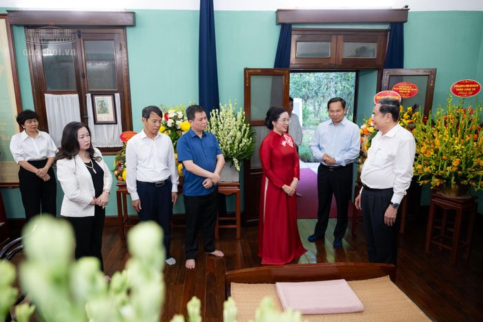 Chủ tịch Quốc hội Trần Thanh Mẫn trò chuyện với cán bộ Ban quản lý Khu di tích. Ảnh: VPQH