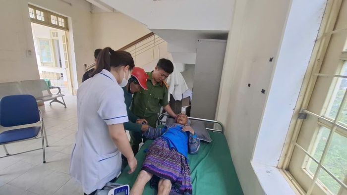 Bà Ly được kiểm tra sức khoẻ tại cơ sở y tế xã. Ảnh: Bộ Công an.