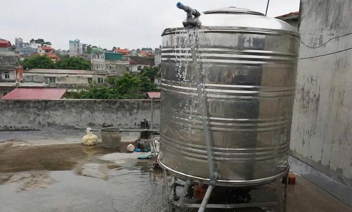 Kiểm tra nắp bồn và các ron cao su vì đây là nơi xuống cấp nhanh hơn thân bồn. Ảnh minh họa.