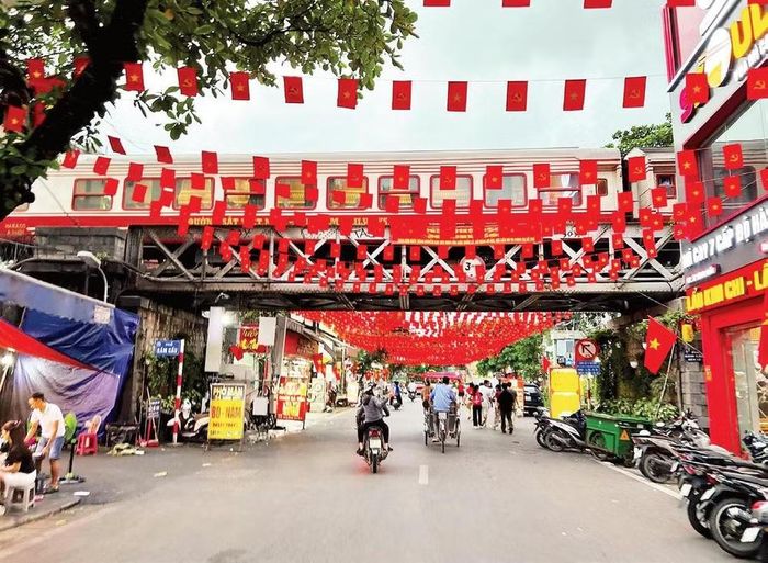 Hà Nội khoác lên sắc cờ đỏ trong ngày Quốc khánh 2/9. Ảnh: Nhân Dân Online.