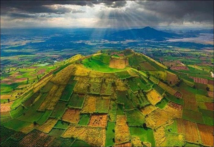 Biển Hồ xanh biếc giữa (ảnh trái) và núi lửa Chư Đăng Ya (ảnh phải) - điểm đến đặc trưng gắn với cảnh quan địa chất và mùa hoa dã quỳ của cao nguyên Gia Lai. Ảnh: Nguồn Internet/Cổng thông tin Du lịch Gia Lai.