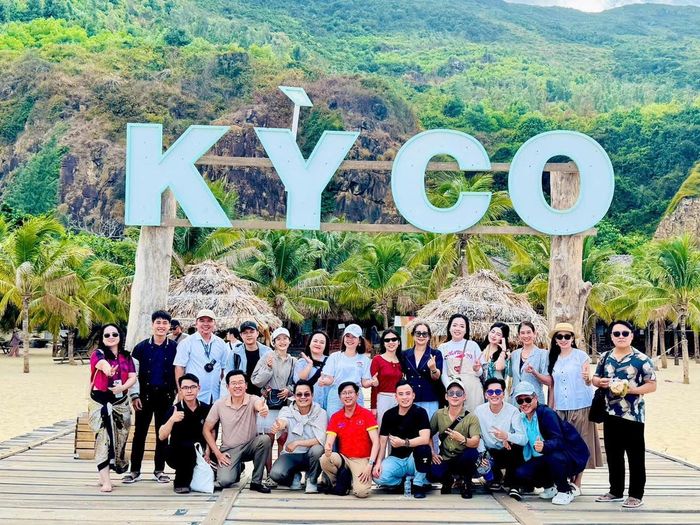 Đoàn đại biểu chụp ảnh lưu niệm tại Eo Gió, điểm đến nổi bật trong không gian du lịch biển của Gia Lai. Ảnh: Kim Ngọc.