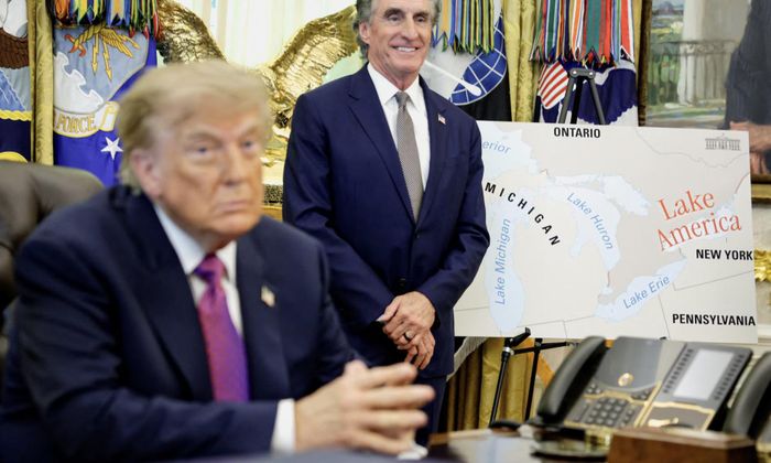 Ông Trump đã ký sắc lệnh đổi tên hồ Ontario thành hồ Mỹ - Ảnh: Reuters