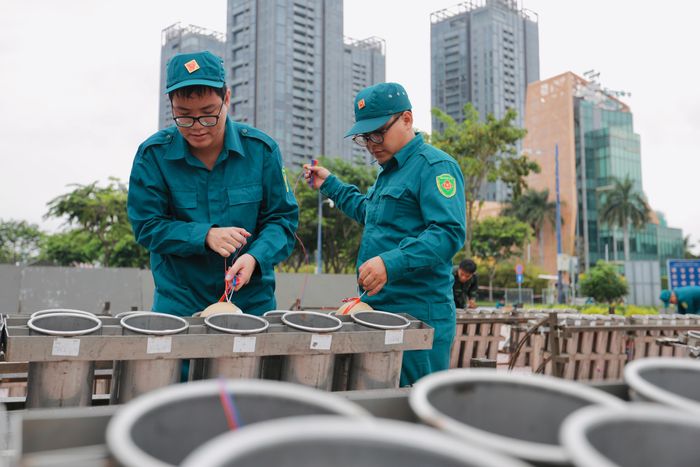 Toàn bộ công tác kỹ thuật tại các trận địa pháo hoa, từ kiểm tra thông mạch đến bố trí pháo vào giàn, sẽ hoàn tất trước 16 giờ ngày 02/9