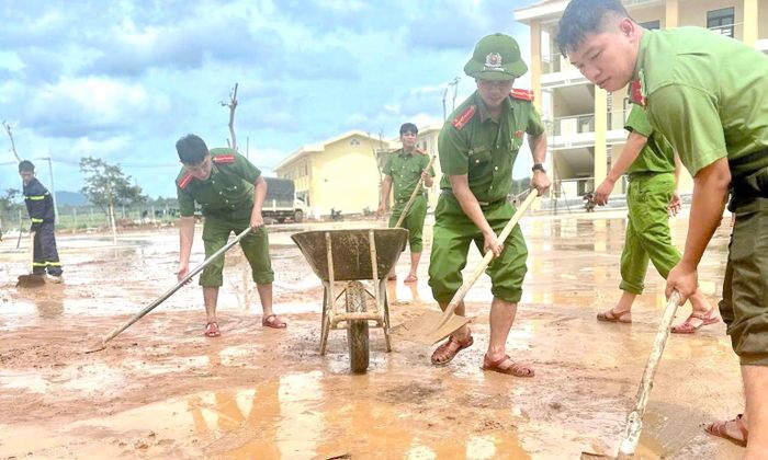 Chi đoàn Công an xã Ia Mơ ra quân dọn dẹp khuôn viên trường.
