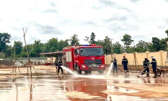 Các cán bộ, chiến sĩ Phòng Cảnh sát PCCC và CNCH Công an tỉnh Gia Lai tham gia dọn dẹp trường.