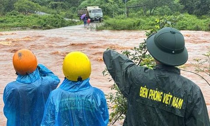 Đồn Biên phòng Ia Púch đang cử lực lượng túc trực 2 đầu ngầm tràn để cảnh báo người dân không được qua.