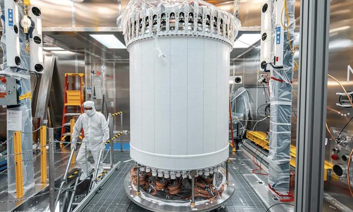 Bộ phận dò tìm chính của thí nghiệm vật chất tối LUX-ZEPLIN tại một phòng thí nghiệm trên mặt đất, trước khi được lắp đặt dưới lòng đất tại Cơ sở Nghiên cứu ngầm Sanford ở Lead, bang South Dakota, Hoa Kỳ- Ảnh: Reuters