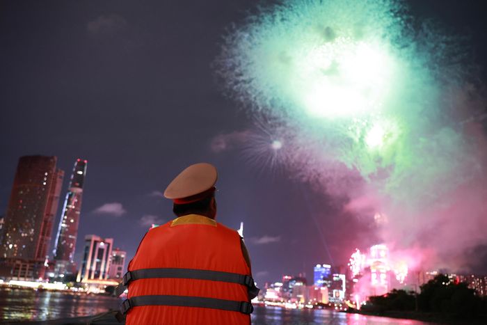 Pháo hoa rực sáng trên bầu trời TP mang theo nhiều mong ước của người dân về sự phát triển của TPHCM
